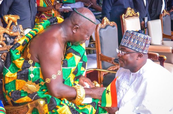 True humility! - Ghanaians unleash blessings on Veep for kneeling to greet Otumfuo 49