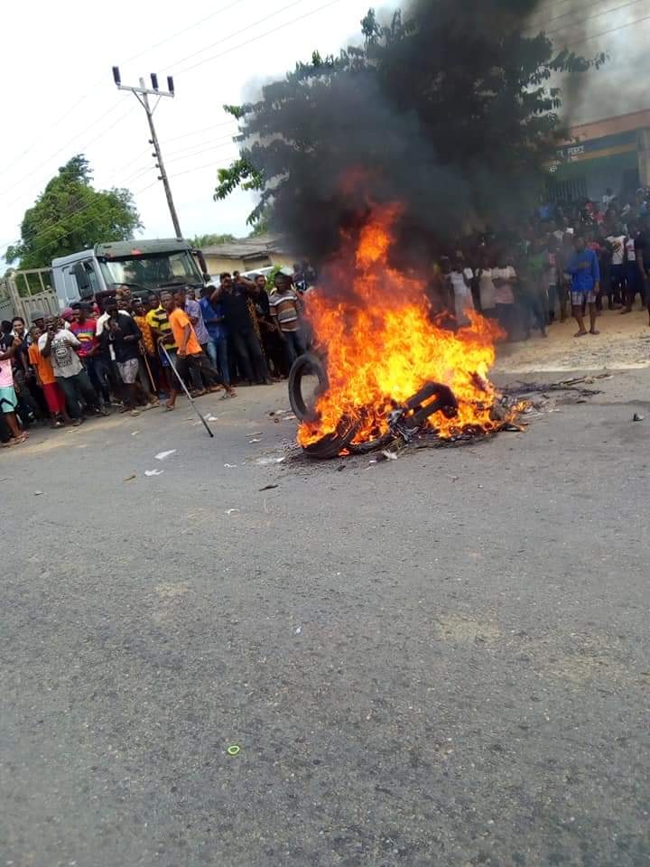 Watch Video Of a Thief caught and burnt 45