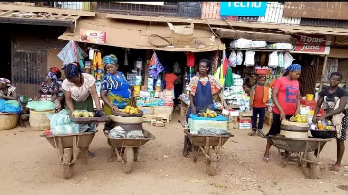 Woman caught mixing blood with palm oil meant for customers 45