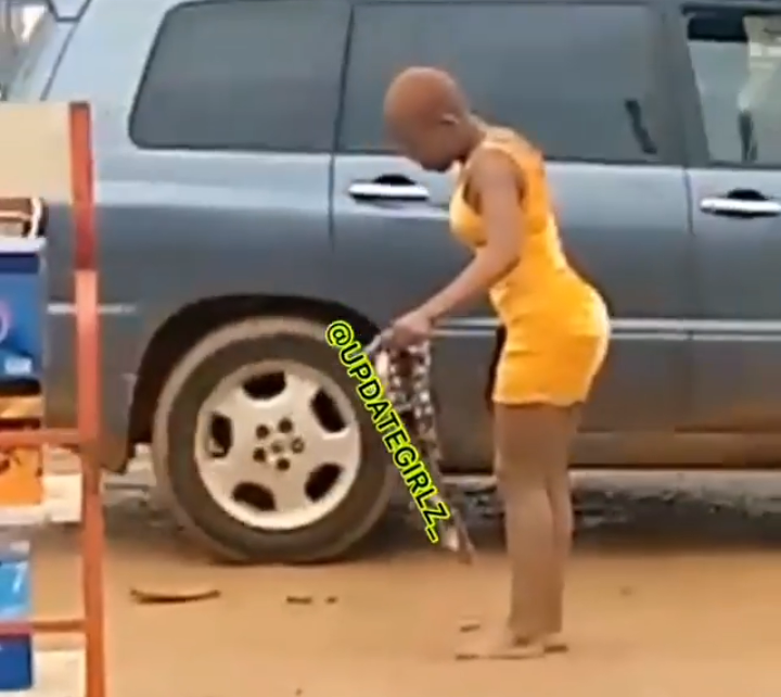 Young Lady Runs Mad On The Street After She Dropped From A Car Of An Alleged Yahoo Boy (VIDEO) 45