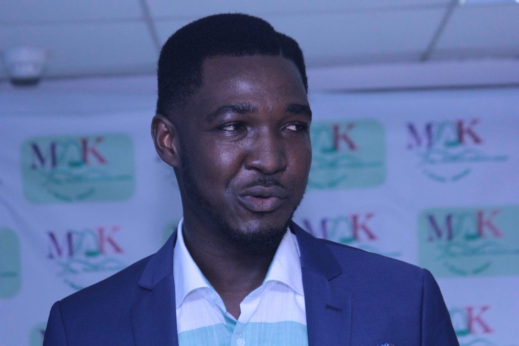 Radio Moderator Punches Sonnie Badu For Calling Kuami Eugene His Child. 48