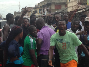 Heavy Fight As Phone Seller "419" Sells Fake Phone To Customer at Ashaiman market - [watch video]. 49