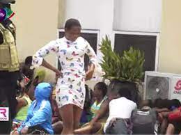 Lady armed robber caught in broad light at Kejetia market, Kumasi. 60