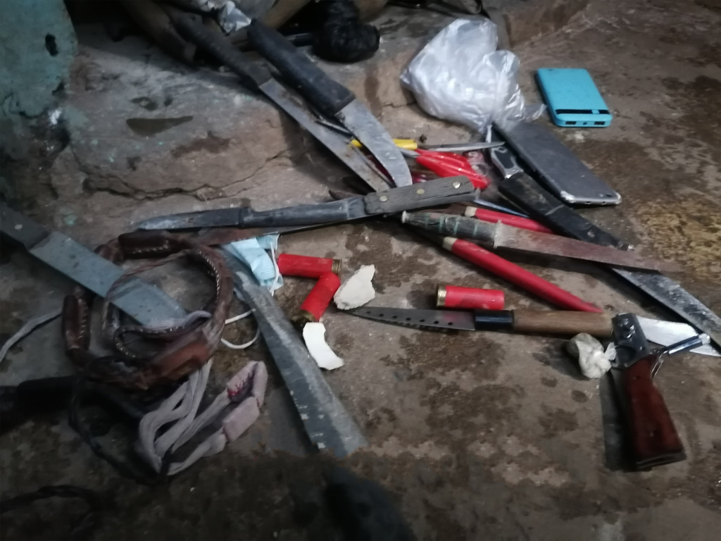 Police arrest suspected criminals in swoop, retrieve weapons in Kumasi. 49
