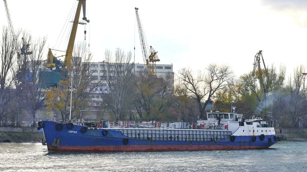 Ship carrying 750 tonnes of fuel sinks off Tunisia's southeast coast. 60