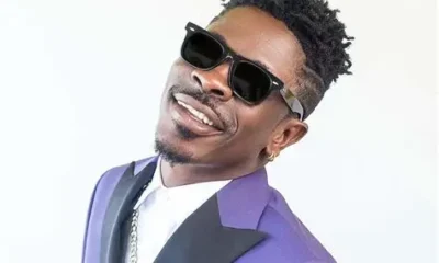Shatta Wale surrounded by fans after EOCO arrest