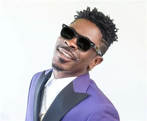 Shatta Wale surrounded by fans after EOCO arrest