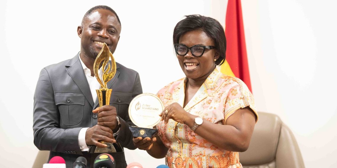 Health Minister Kwabena Mintah Akandoh presents GHC 50k award to oncology nurse Naomi Ohene-Oti for global nursing recognition