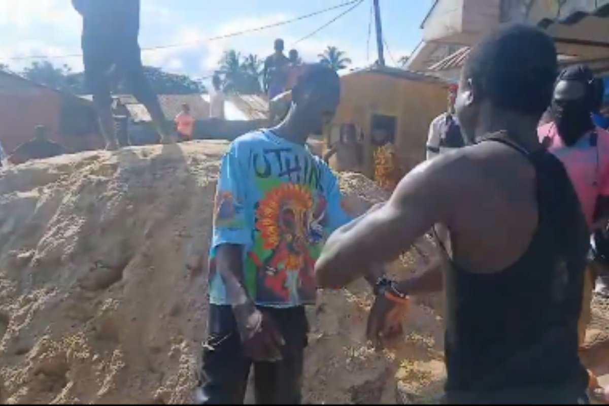 Two suspected phone thieves forced to slap each other after being caught