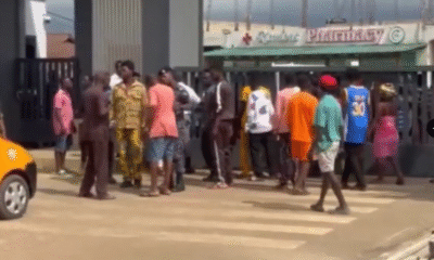 Chaos at Nkawkaw Holy Family Hospital as youth demand the release of a suspect linked to musician Phada Gaza’s death.