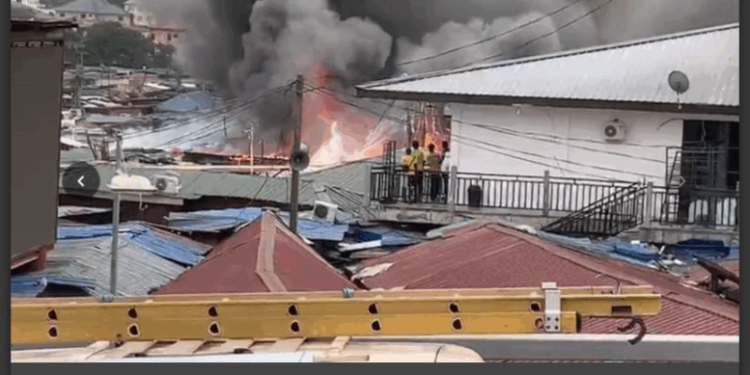 Firefighters battling blaze behind VVIP Station at Kwame Nkrumah Circle